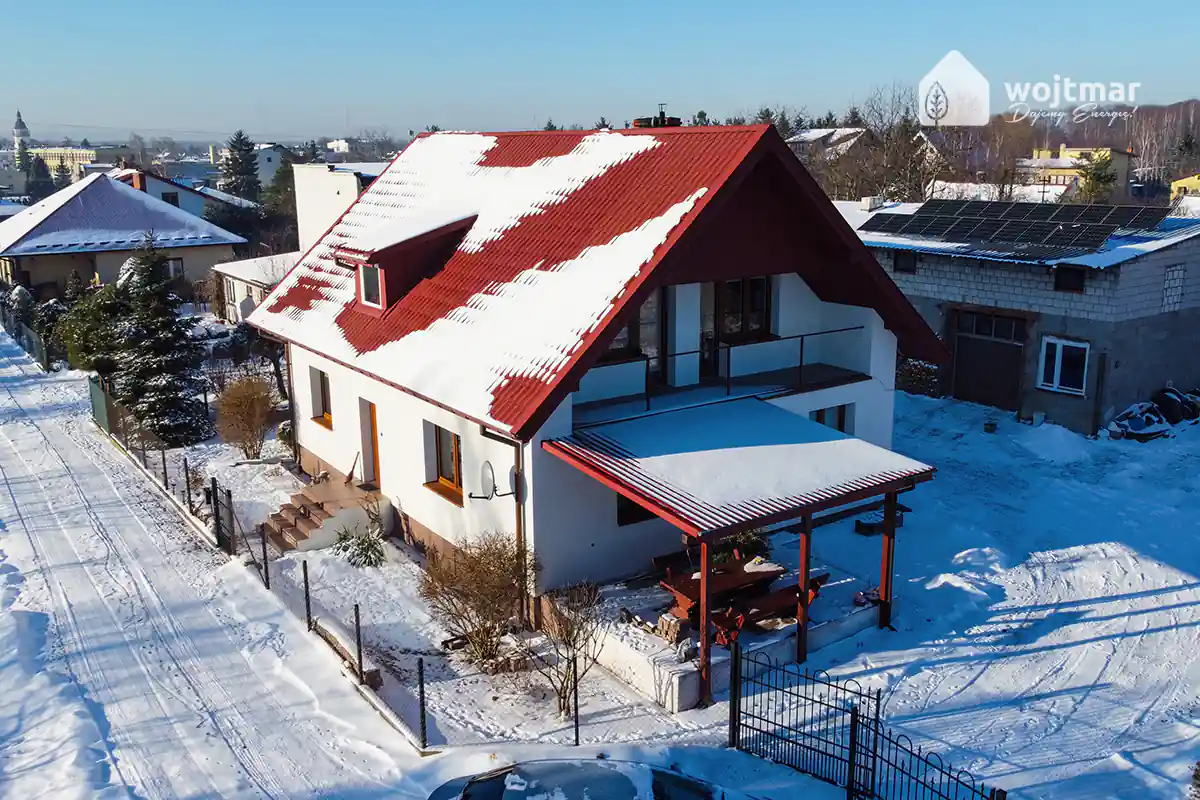 Realizacja pompy ciepła Hisense w Szydłowcu z dotacją 135 000 zł z programu Czyste Powietrze ocieplenie domu zdjęcie frontu po modernizacji